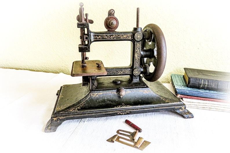 Antique Sewing Machines: A Historical Look