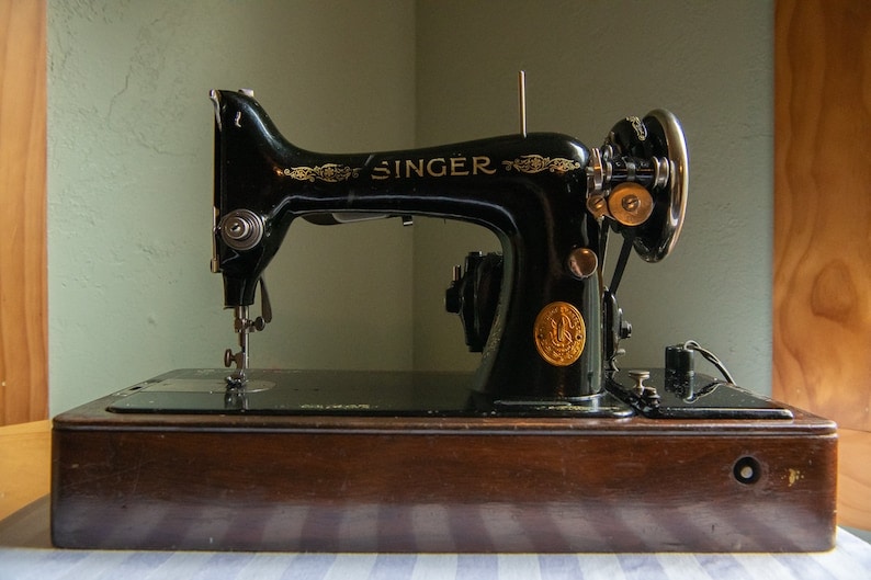 1950 Singer Model 66 Sewing Machine w/ Foot Pedal - TESTED extra belts