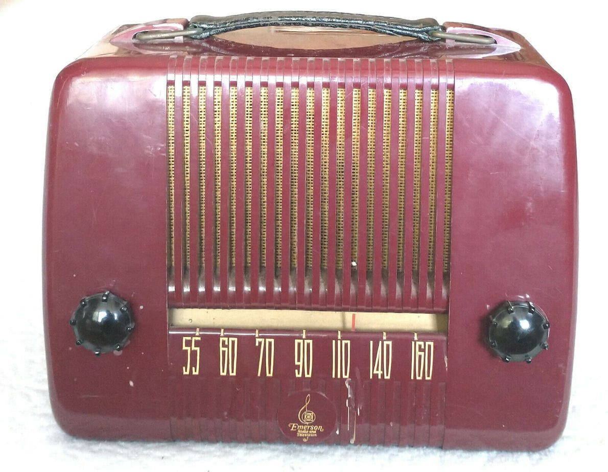 65 Vintage and Antique Radios For Sale