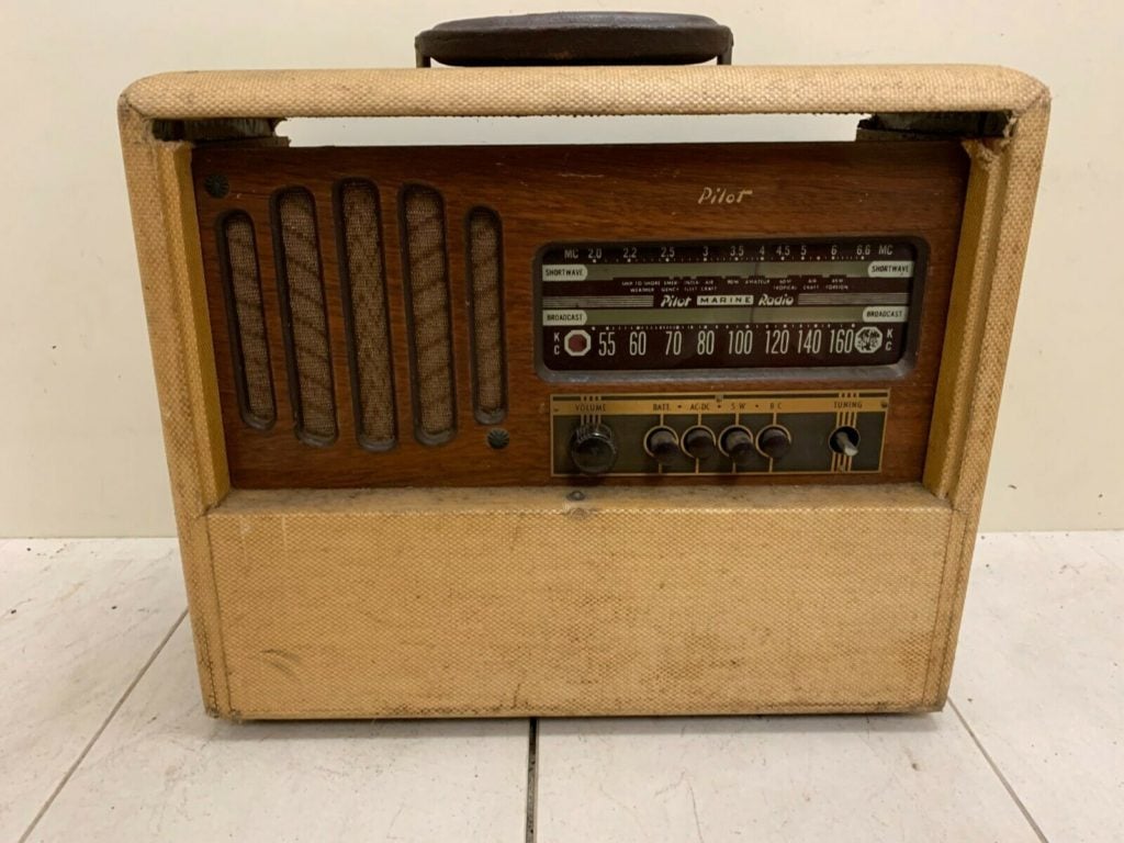 VINTAGE 1940’s NICE Pilot T-187 ANTIQUE OLD PORTABLE TUBE RADIO