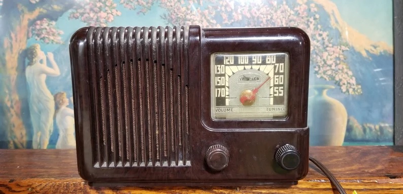 Vintage 1943 Bakelite Case Karenola Trav-ler Tube Electric Radio
