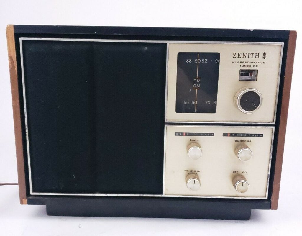 Vintage 1970's Zenith E430W High Performance Tuned AM/FM Radio