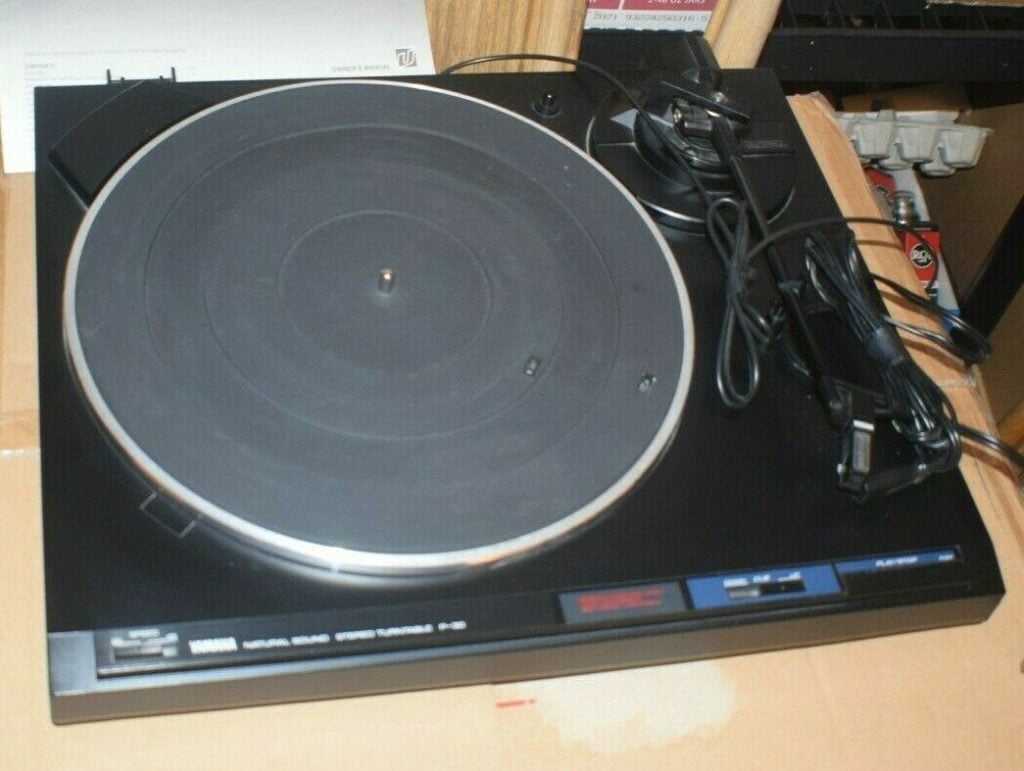 YAMAHA P-30 NATURAL SOUND FULLY AUTOMATIC TURNTABLE - RECORD PLAYER