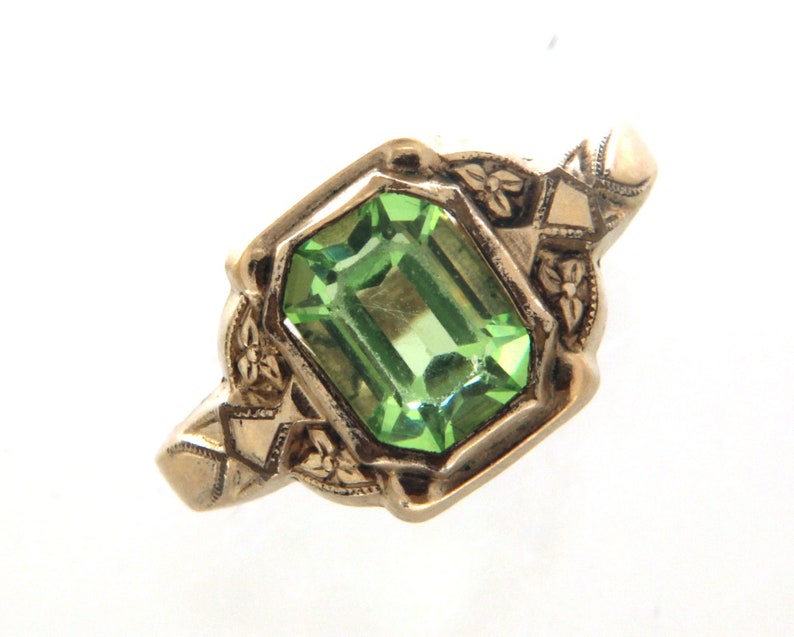 14K Yellow Gold Green Stone Antique Ring