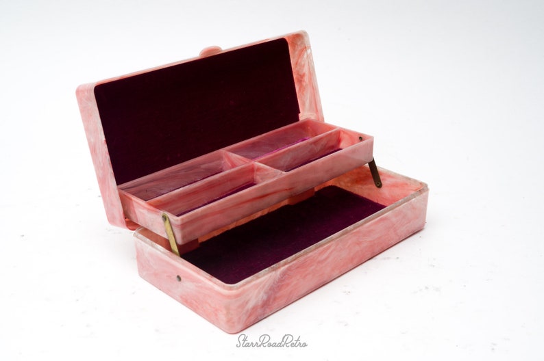 IN SCARLET COLOUR SMALL VINTAGE STYLE CARVED WOODEN JEWELLERY BOX 