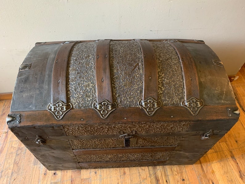 steamer trunk types of antique trunks