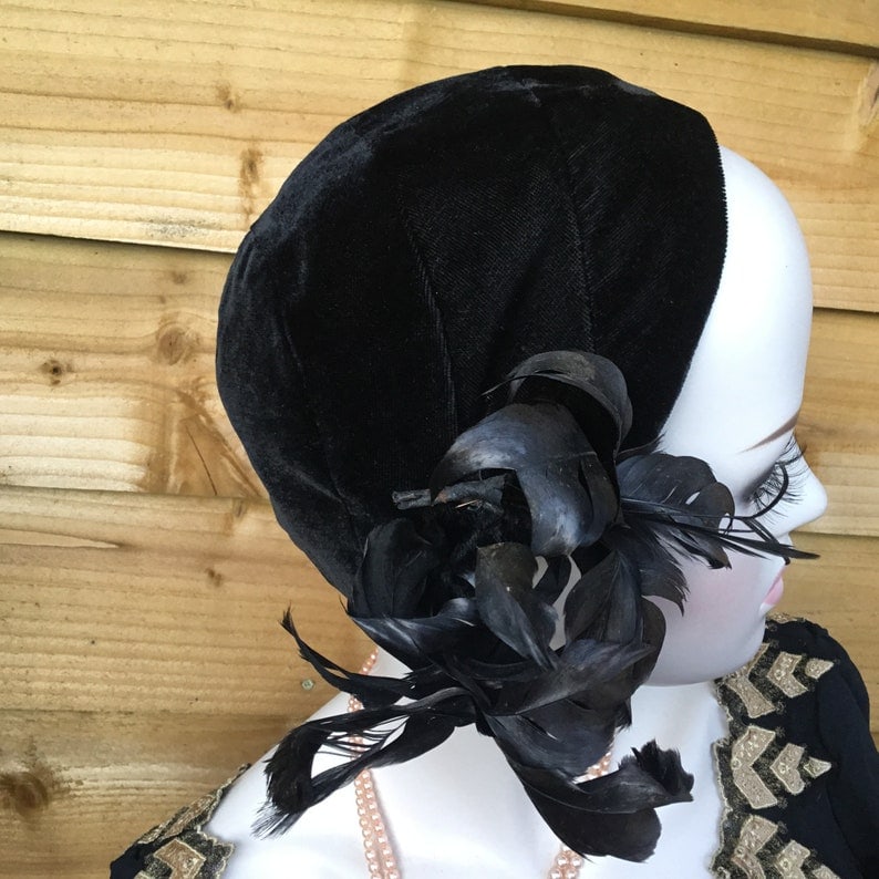 Vintage 1950s Black velvet hat