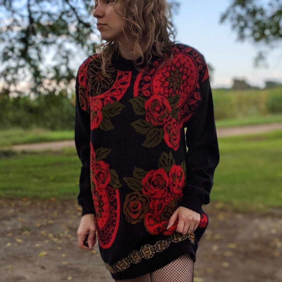 Vintage oversized sweater Navy blue with red roses