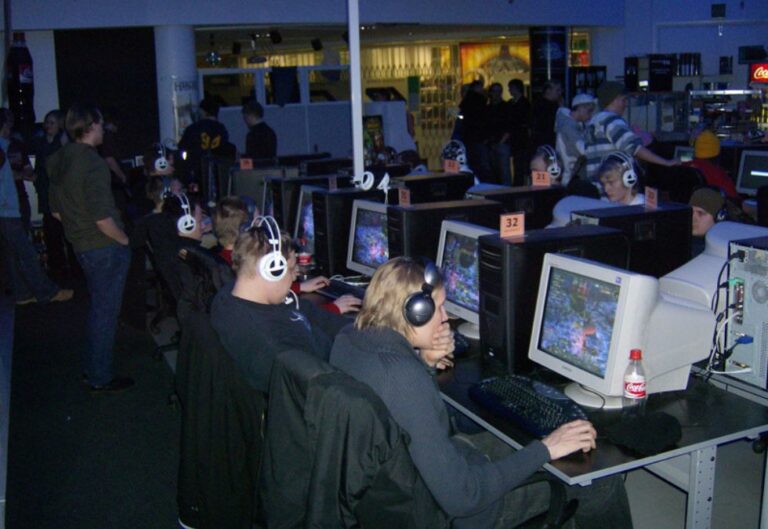 Life Looked Different in 2004: 25 Photos That Capture the Era