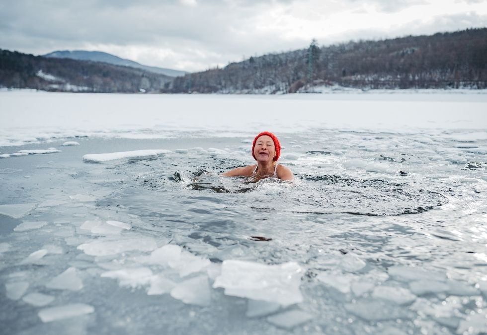 Photos of Winter Bathers From Before Cold Baths Were Cool