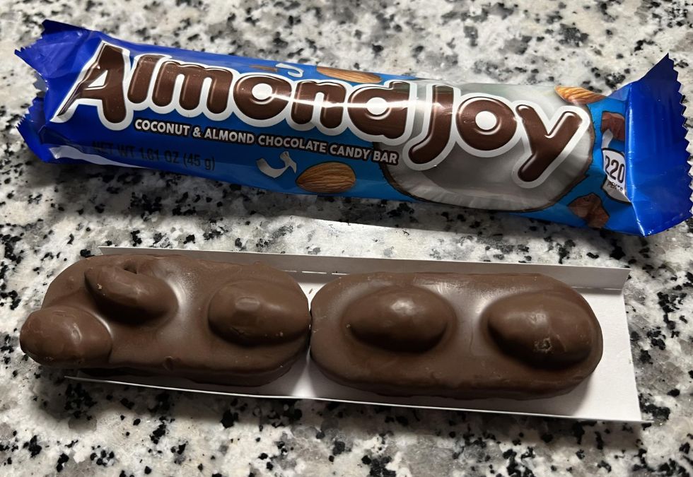 25 Vintage Candy Bars Still on Store Shelves Today