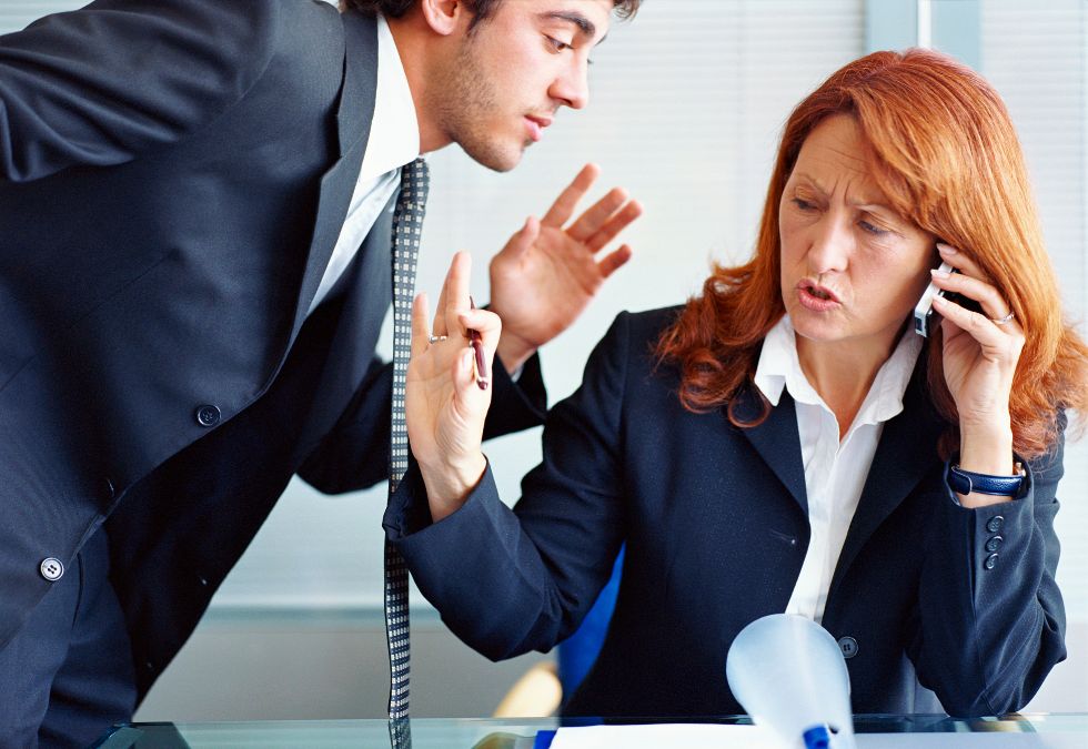 20 Everyday Behaviors That Signal a Lack of Awareness